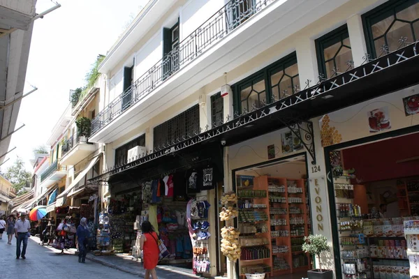 Plaka Atina en eski bölümüdür. Alan restoranlar, turistik dükkanlar ve kafeler takı depolar.