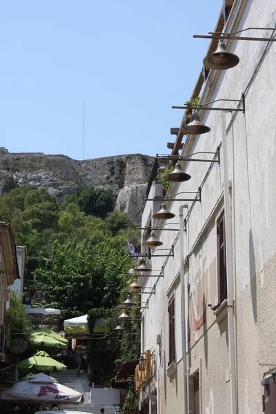 A Plaka é a seção mais antiga de Atenas. Área de restaurantes, lojas de joias lojas de turismo e cafés . — Fotografia de Stock