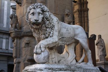 Floransa, Toskana, İtalya: Piazza della Signoria 'da eski bir aslan heykeli, tek pençeli bir aslanı tasvir eden heykel