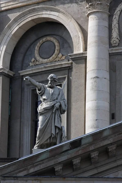 Детали о церкви Фредерика или Фредерика Кирка, известной как Мраморная церковь Марморкиркен за ее рококо архитектуры, является Евангелическо-лютеранской церкви в Копенгагене, Дания . — стоковое фото