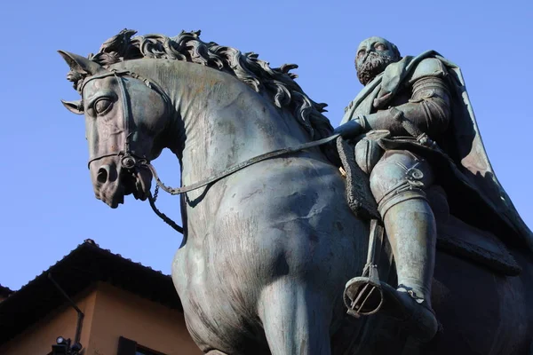 Bronzestatue von cosimo i de medici (Herzog der Toskana) in Florenz, Italien. — Stockfoto
