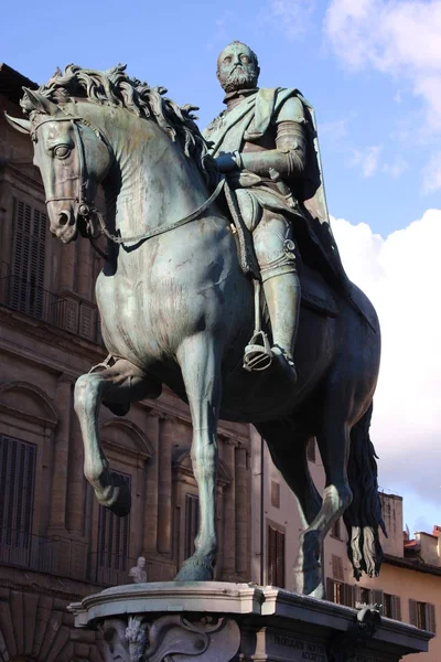 Bronzestatue von cosimo i de medici (Herzog der Toskana) in Florenz, Italien. — Stockfoto
