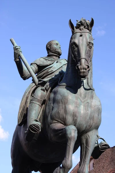 Spiżowa statua Cosimo I de Medici (książę Wielkiego Księstwa Toskanii) w Florencja, Włochy. — Zdjęcie stockowe