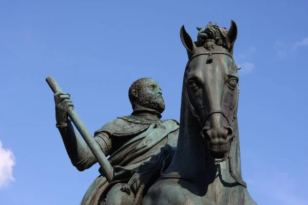 Bronzen standbeeld van Cosimo I de Medici (groothertog van Toscane) in Florence, Italië. — Stockfoto