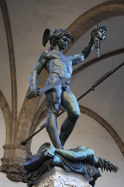 "Персей с головой Медузы" - бронзовая скульптура, выполненная Бенвенуто Челлини в 1545 году и расположенная в лоджии Луи на площади Пьяцца делла Феория. . — стоковое фото