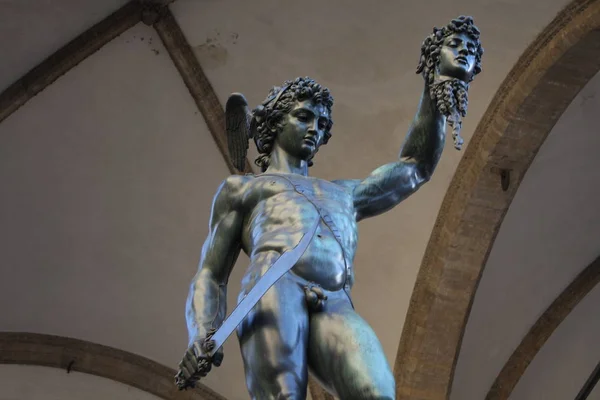 Perseus med huvudet av Medusa är en brons skulptur av Benvenuto Cellini 1545, ligger i den Loggia dei Lanzi av Piazza della Signoria. — Stockfoto