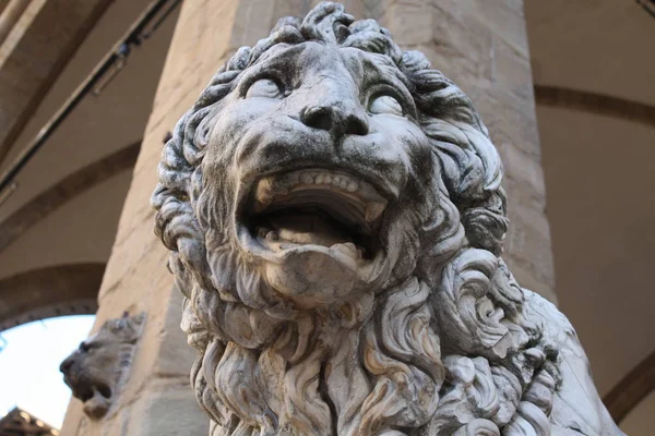 Floransa, Toskana, İtalya: Piazza della Signoria 'da eski bir aslan heykeli, tek pençeli bir aslanı tasvir eden heykel