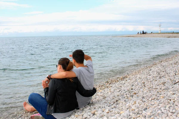 Back view of a romantic couple at beach during summer vacation — Stock Photo, Image