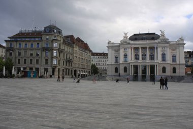 Sechselautenplatz ve Zurich Opera House Opernhaus Zürih İsviçre..