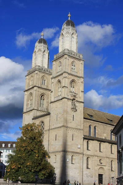 Mooie Torens Van Romaanse Stijl Kathedraal Kerk Zürich Zwitserland Kerk — Stockfoto