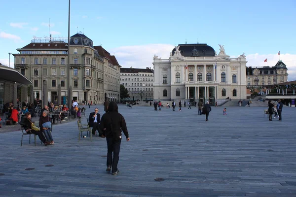 Sechselautenplatz 和在瑞士苏黎世歌剧院 Opernhaus 苏黎世. — 图库照片