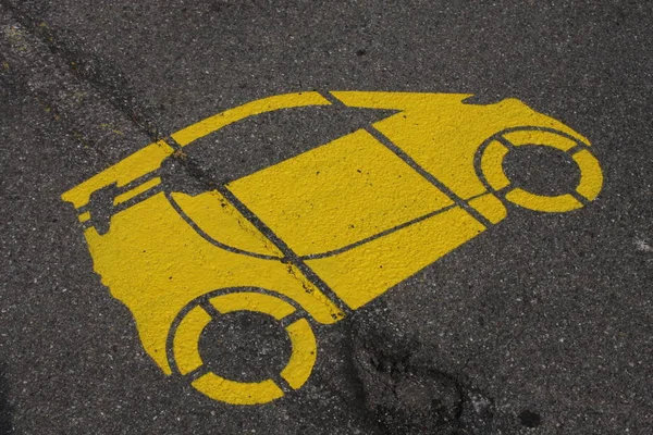 Plaza de aparcamiento con un coche amarillo pintado . —  Fotos de Stock