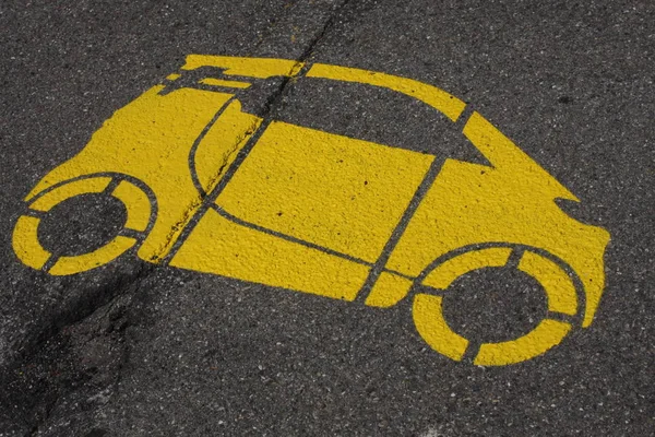 Plaza de aparcamiento con un coche amarillo pintado . — Foto de Stock