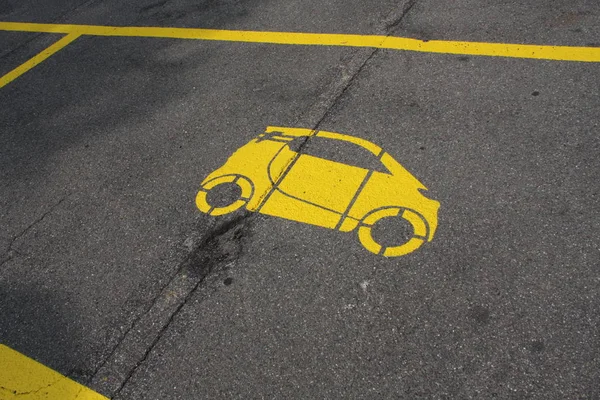 Plaza de aparcamiento con un coche amarillo pintado . — Foto de Stock