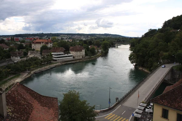Wyczyścić rzekę Aare niedaleko miasta Aarburg w Szwajcarii. — Zdjęcie stockowe