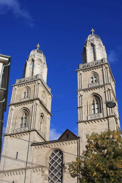 De torens van de kerk van de Grossmunster in Zürich in het laatste zonlicht — Stockfoto
