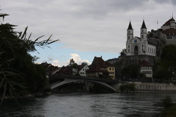 Aarburg замок на березі річки Ааре в кантоні Швейцарія (великий зшиті файл) — стокове фото