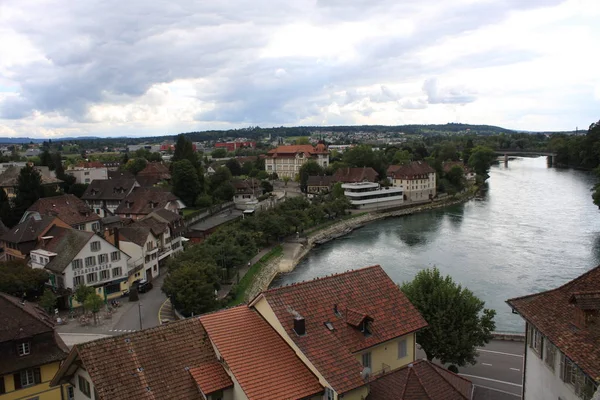 Aarburg замок на березі річки Ааре в кантоні Швейцарія (великий зшиті файл) — стокове фото