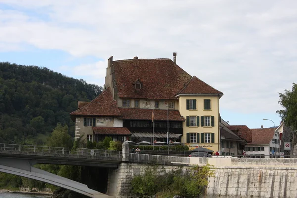 Aarburg şehir ve İsviçre çubuklarla. — Stok fotoğraf