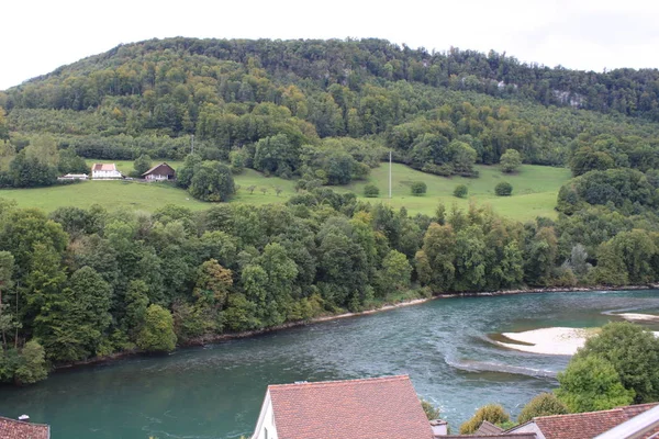 Visa från Aarburg Castle ligger högt över Aarburg på en brant, på grön stenig sluttning, Schweiz. — Stockfoto