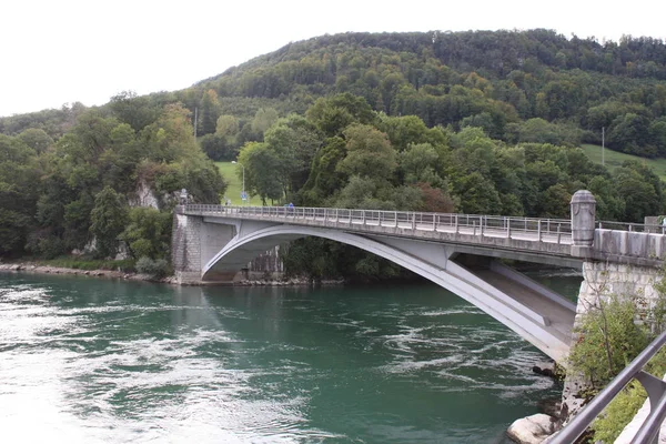 Kilátás a Aarburg vár magas felett található a Aarburg egy meredek, sziklás zöld domboldalon, Svájc. — Stock Fotó