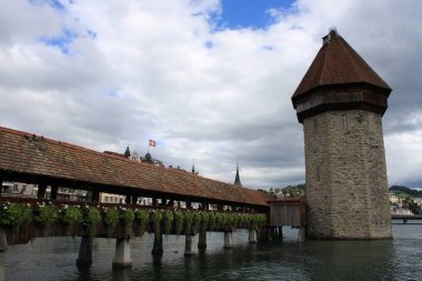 Ünlü Şapel Bridge'de Lucerne bir güzel yaz günde, İsviçre