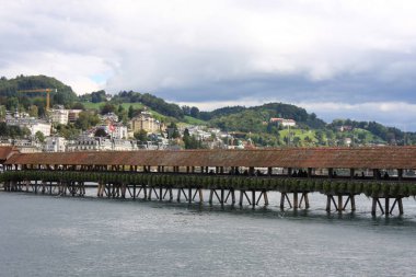 Ünlü Şapel Bridge'de Lucerne bir güzel yaz günde, İsviçre