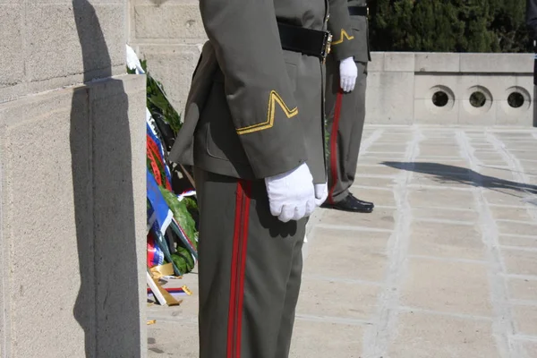 Um soldado ao lado do túmulo do soldado desconhecido. Conceito Memorial Day — Fotografia de Stock