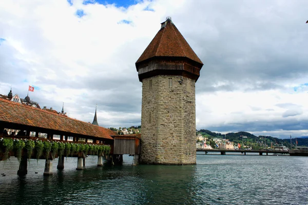 Ünlü Şapel Bridge'de Lucerne bir güzel yaz günü, Switz — Stok fotoğraf