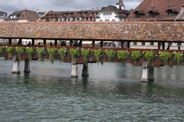 Ünlü Şapel Bridge'de Lucerne bir güzel yaz günde, İsviçre — Stok fotoğraf