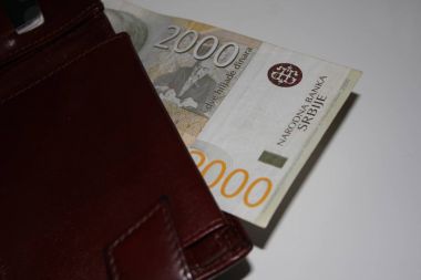 Banknot 100, 500 ve 2000 Sırp dinar (Rsd)