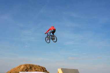 yüksek dağ Bisiklet arka plan üzerinde atlama spor giyim adam