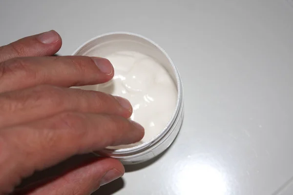 Crema blanca manchada hidratante cosmética de lujo para la piel envejecida —  Fotos de Stock