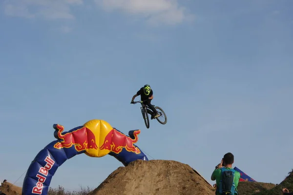 Человек в спортивной одежде прыгает высоко на горном велосипеде — стоковое фото