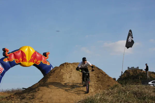 Homem em sportswear pulando alto na bicicleta de montanha no fundo da paisagem — Fotografia de Stock