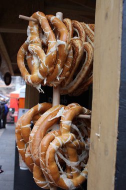 Simit rustik arka plan üzerinde ahşap tahta üzerinde.