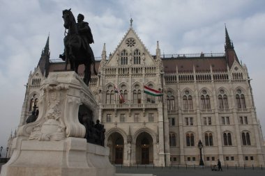 Atlı heykeli sayısı Gyula Andrassy ile bina, Macaristan Parlamentosu'nun, Budapeşte, Macaristan.