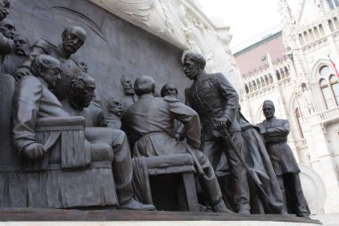 Atlı heykeli sayısı Gyula Andrassy ile bina, Macaristan Parlamentosu'nun, Budapeşte, Macaristan.