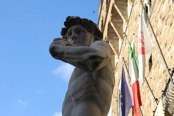 Réplique de la statue David de Michel-Ange contre le ciel bleu, Florence, Italie — Photo