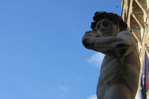 Replica of Michelangelo 's David statue against blue sky, Florence, Italy — стоковое фото