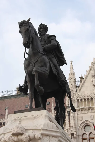 Конная статуя графа Дьюлы Андраши со зданием венгерского парламента, Будапешт, Венгрия . — стоковое фото