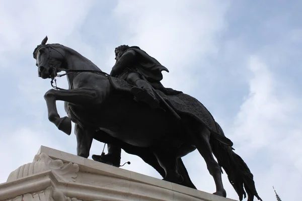 Equestrian statue of Count Gyula Andrassy with the building of Hungarian Parliament, Budapest, Hungary. — Stock Photo, Image