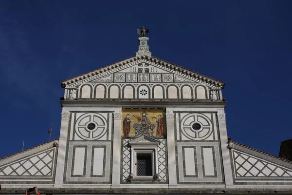 Basilikan San Miniato al Monte (St Minias på berget) i Florence city - Italien — Stockfoto