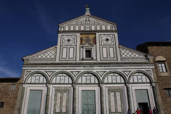 Basilikan San Miniato al Monte (St Minias på berget) i Florence city - Italien — Stockfoto