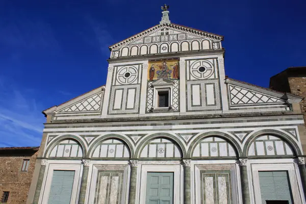 Basilica san miniato al monte (st minias auf dem Berg) in florenz stadt - italien — Stockfoto