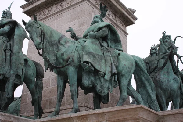 Place des Héros à Budapest, détails des statues et monuments sur la place — Photo