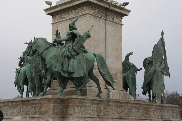 Площадь Героев в Будапеште, детали статуй и памятников на площади — стоковое фото