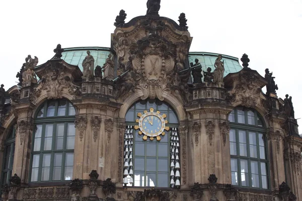 Details des zwinger-Palastes von dresden sind auf der ganzen Welt für seine wunderschöne Barockarchitektur bekannt. Es wurde 1709 während der Herrschaft August des Starken erbaut.. — Stockfoto