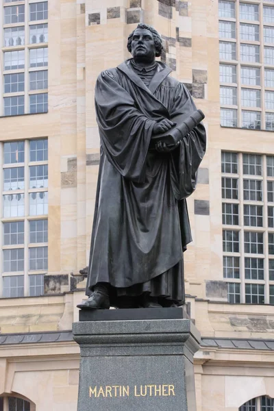 1885 年にアドルフ ・ フォン ・ Donndorf によって建てられた、ドレスデンのマルティン ・ ルター像. — ストック写真