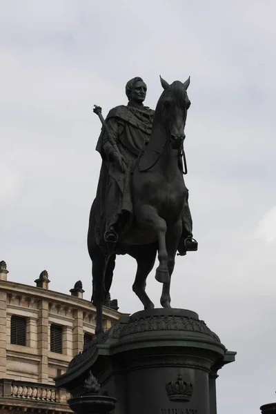 Статуя короля Саксонии Иоанна (Konig Johann I. von Sachsen) на Театральной площади в Дрездене , — стоковое фото